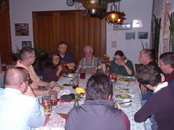 Imkerstammtisch, in der Mitte Lothar Donner