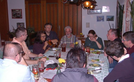 Imkerstammtisch, in der Mitte Lothar Donner