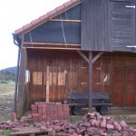 Die Vorderfront des Hauptgebäudes stark beschädigt