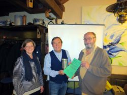 Rektorin Annette Forster- Sennefelder überreicht den Pokal an Dr. Axel Schauder. Rechts Wolf-Dietrich Schröber. © Wolf-Dietrich Schröber
