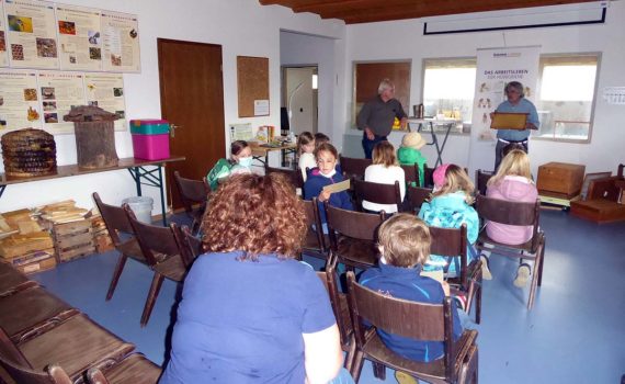 Ferienprogramm im Kreis-Lehrbienenstand in Lützelsdorf