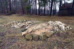 BioDiv-Projekt - Lesesteinhaufen mit Sand für Erdwildbienen