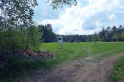 Die Info-Tafel steht. Foto: Wolf-Dietrich Schröber